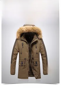 Dettaglio del parka invernale marrone con cappuccio in pelliccia e fodera calda