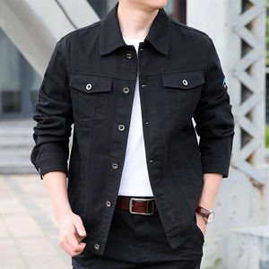 Klassische schwarze Herren-Jeansjacke mit Reverskragen und Brusttaschen im Freien