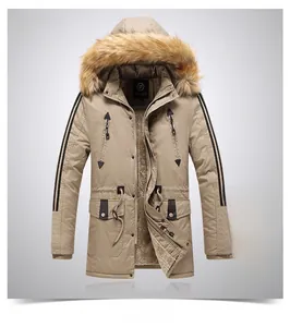 Dettaglio del parka invernale kaki con spessa fodera in pile e cappuccio in pelliccia