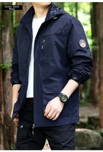 Detail der dunkelblauen winddichten Outdoor-Jacke mit vielen Taschen und taktischem Patch