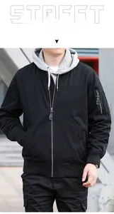 Détail d'une veste utilitaire noire pour homme avec capuche grise et poche sur la manche