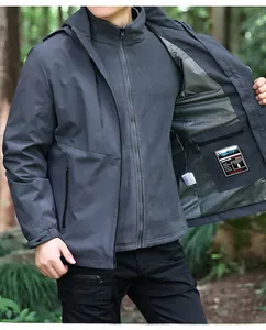 Vue détaillée de la veste outdoor 3-en-1 montrant la doublure polaire et les poches