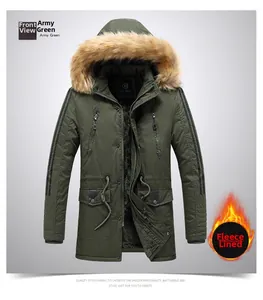 Dettaglio del parka invernale verde militare con fodera in pile e cappuccio in ecopelliccia