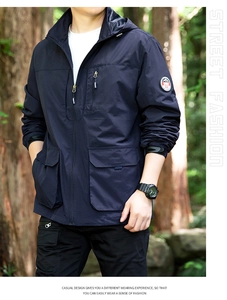 Detailaufnahme der dunkelblauen Outdoor-Jacke mit vielen Taschen und winddichtem Gewebe