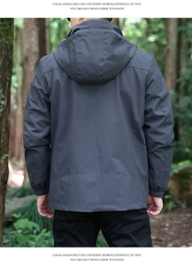 Vue arrière d'une veste d'extérieur gris foncé pour homme avec capuche et poignets élastiques