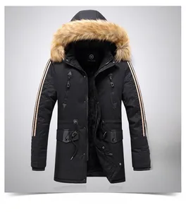 Dettaglio del parka invernale da uomo con cappuccio in pelliccia sintetica e righe sulle maniche
