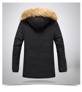 Vista posteriore del parka invernale nero da uomo con caldo cappuccio in pelliccia