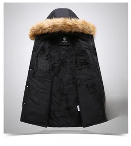 Dettaglio di un parka invernale in tessuto nero impermeabile con bordo in ecopelliccia marrone