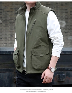 Détail de la veste d'extérieur vert olive avec col montant zippé et poches fonctionnelles