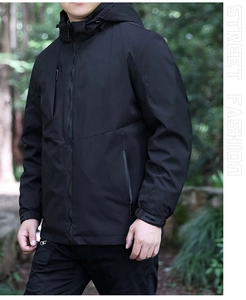 Scène extérieure d'une veste noire imperméable avec poches zippées et poignets ajustables