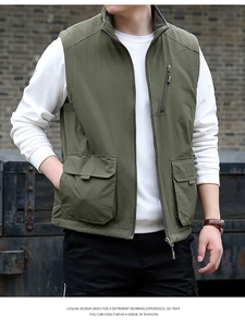 Détail du gilet utilitaire vert armée avec poches multifonctions et col montant homme