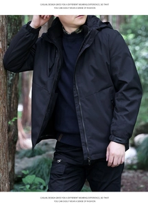 Détails d'une veste d'extérieur noire imperméable à capuche avec poignets réglables