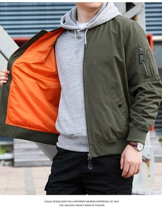 Détail de la veste cargo vert armée avec doublure matelassée orange vif et poche sur la manche