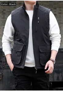 Détail du gilet polaire noir réversible avec col montant et poche poitrine zippée