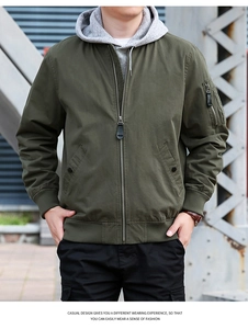 Détail de la veste cargo utilitaire vert armée avec capuche double et poignets côtelés