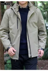 Détails de la veste outdoor kaki montrant la poche poitrine zippée et les poignets