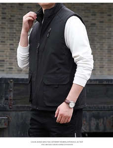 Détail du gilet polaire noir pour homme avec poche zippée verticale et col montant de plein air