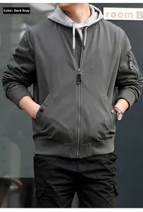 Détail d'une veste cargo grise pour homme avec capuche double couche et poche tactique