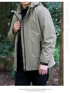 Veste de randonnée kaki avec poignets réglables et capuche sur fond de forêt