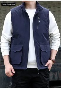 Détail de gilet tactique bleu marine avec poches multiples et fermetures éclair robustes