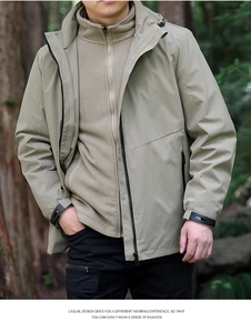 Détail d'une veste 3 en 1 pour homme kaki avec coque imperméable et doublure polaire