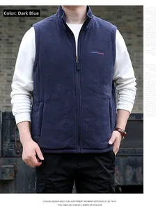 Détail de la veste polaire réversible bleu foncé avec col montant et logo brodé