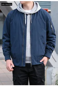 Détail de la poche zippée sur la manche d'un blouson bomber bleu roi pour homme tendance