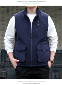 Détail d'un gilet tactique bleu foncé avec poches multifonctions et col montant
