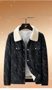 Detail der schwarzen Cordjacke mit Marmordruck und warmem Lammfellkragen für Herren