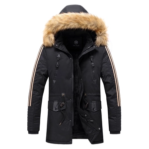 Parka invernale da uomo media lunghezza con collo in eco-pelliccia e dettagli rigati sulle maniche