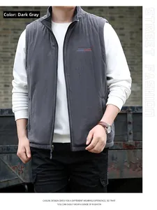 Détail du gilet en polaire gris foncé avec col montant et texture réversible double face