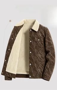 Detailaufnahme der Herren-Cordjacke mit dickem beigem Fleece-Futter und Kragen