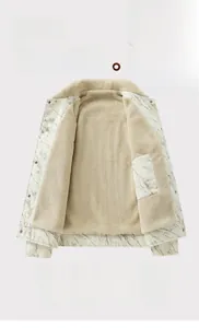 Detail der warmen Marmordruck-Jacke mit dickem Fleece-Futter und Cord-Textur für Winter