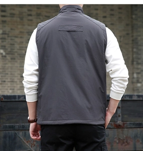 Vue arrière d'un gilet gris foncé pour hommes avec col montant et écusson arrière