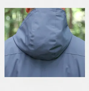 Détail arrière d'une veste à capuche coupe-vent montrant les coutures et la capuche