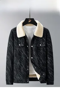 Detailaufnahme des warmen Kunstfellkragens und der Cordstruktur dieser klassischen Winterjacke