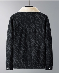 Rückansicht der dunkelgrauen Herren-Cordjacke mit weißem Kunstlammfellkragen