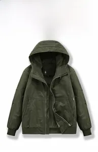 Detail der armee-grünen Militärjacke mit warmem Lammwollfutter und Kapuzendesign