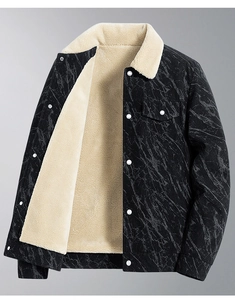 Detail der Herren-Cordjacke mit flauschigem Lammfellkragen und Marmormuster-Druck