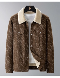 Detailaufnahme der braunen Herren-Cordjacke mit weißem Kunstfellkragen und Metallknöpfen