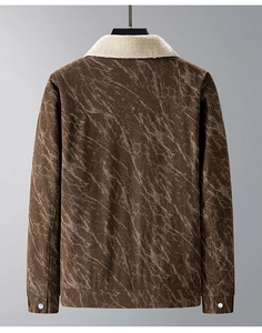 Detail der klassischen Cordjacke mit Marmordruck auf der Rückseite und Pelzkragen