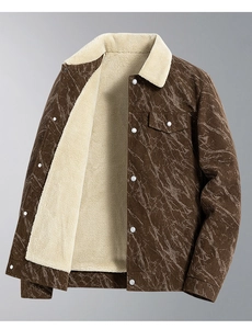 Detail der Herren-Cordjacke in Braun mit dickem Sherpa-Futter und Marmor-Print-Muster
