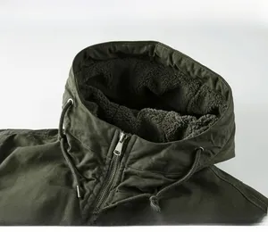 Detail der Kragenzone der militärgrünen Cargojacke mit warmem Fleece und Reißverschluss
