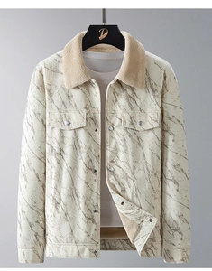 Detail der Cordjacke mit Marmordruck und warmem Lammfellkragen für Herren Outdoor
