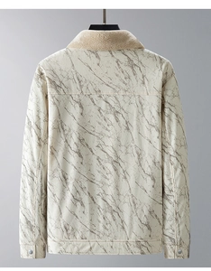 Detailansicht der Rückseite einer Herren-Cordjacke mit warmem Kunstlammfellkragen
