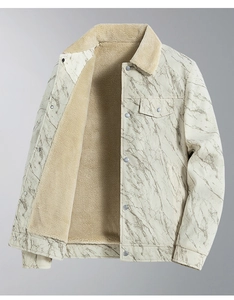 Detail der Cordjacke mit Marmordruck, warmem Fleece-Futter und silbernen Metallknöpfen
