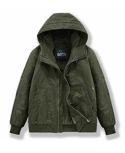 Details einer armee-grünen Cargo-Jacke mit weichem Fleece-Futter und Baumwoll-Leinen-Struktur