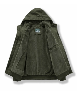 Detailansicht des dicken Sherpa-Fleecefutters und der Innentaschen einer Herrenjacke