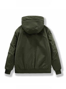 Rückansicht der herren armygrünen Kapuzenjacke mit Rippbündchen und Segeltuchstruktur
