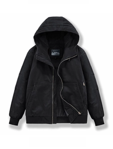 Detailansicht der schwarzen Kapuzen-Arbeitsjacke mit Rippbündchen und robustem Baumwollstoff